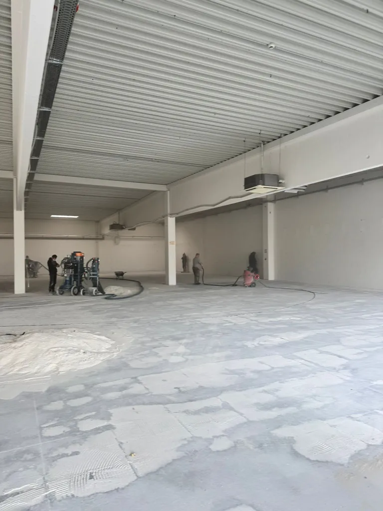 Likvidace prodejny a broušení podlah pro Electro World v Plzni